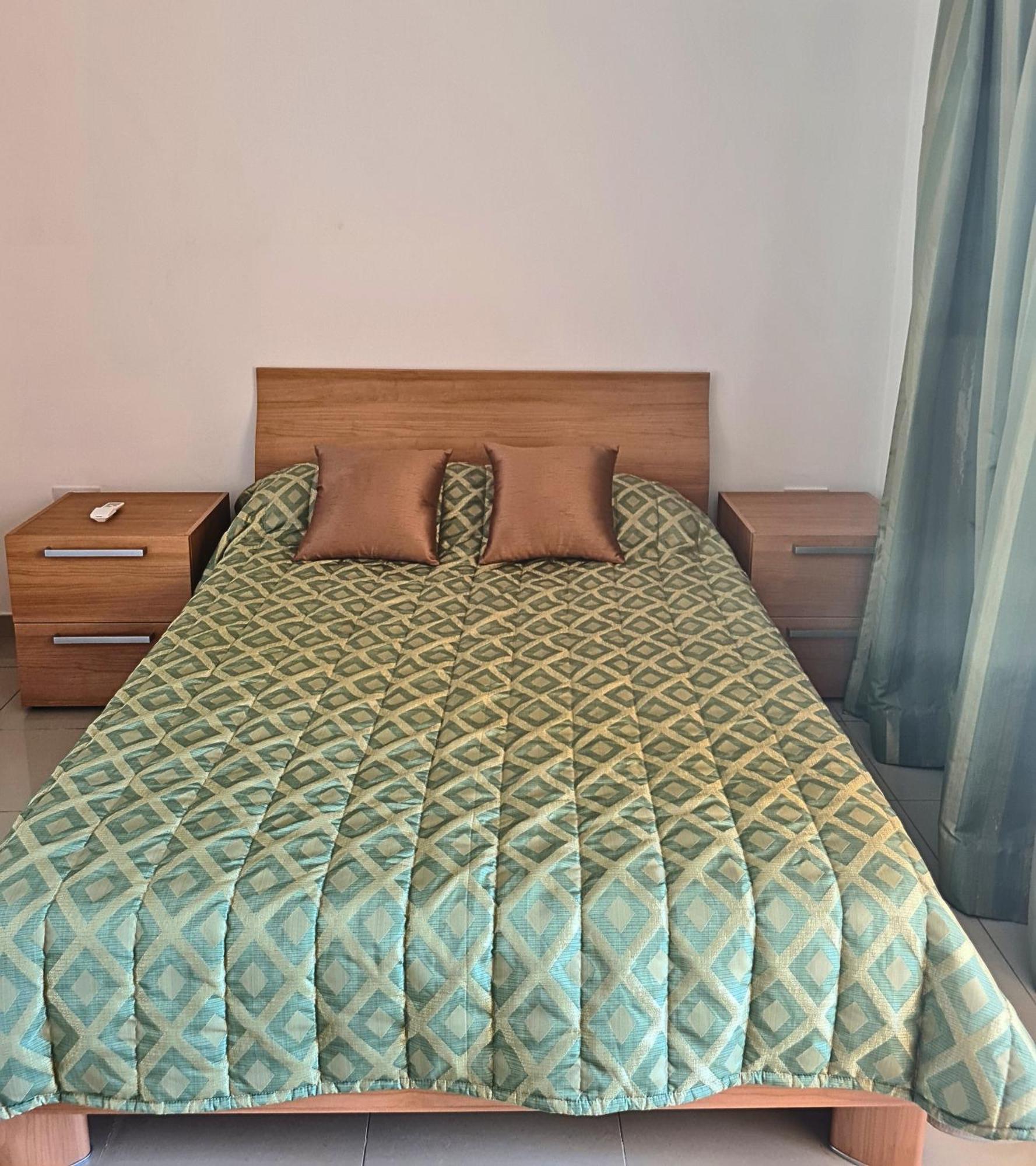 2 Bedroom Seafront Duplex Penthouse In The Heart Of Spinola Bay San Ġiljan Exterior foto